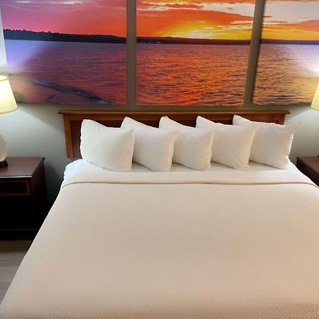Days Inn & Suites By Wyndham Stevens Point Exteriör bild