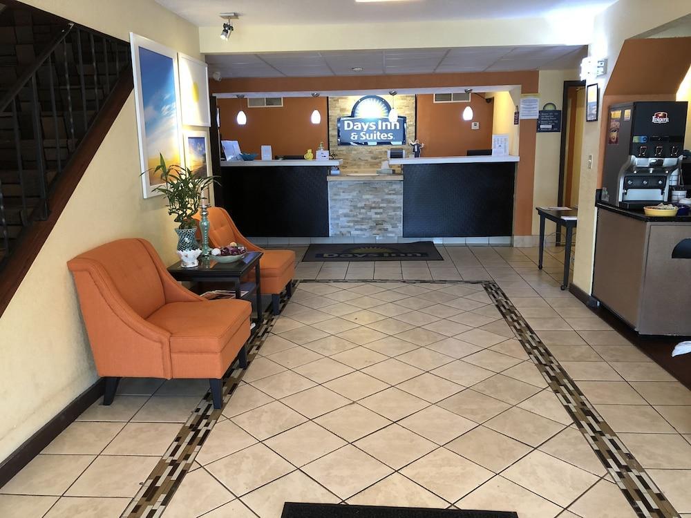 Days Inn & Suites By Wyndham Stevens Point Exteriör bild