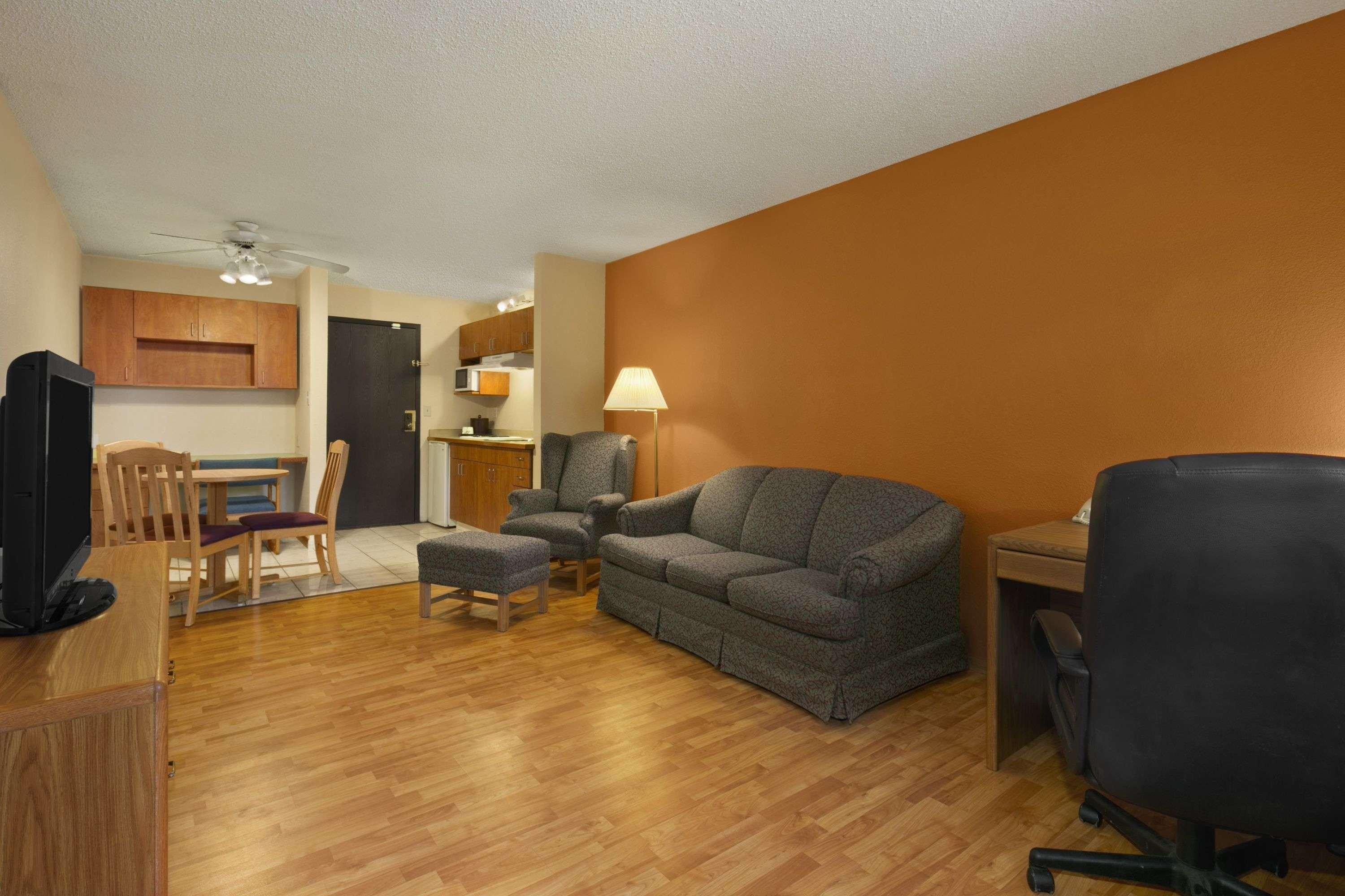 Days Inn & Suites By Wyndham Stevens Point Exteriör bild
