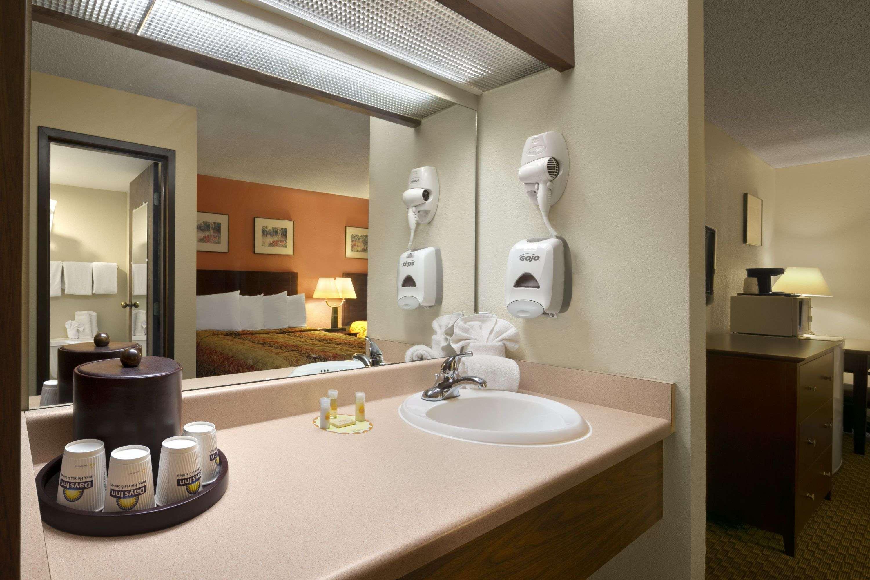 Days Inn & Suites By Wyndham Stevens Point Exteriör bild