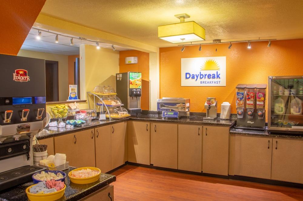Days Inn & Suites By Wyndham Stevens Point Exteriör bild