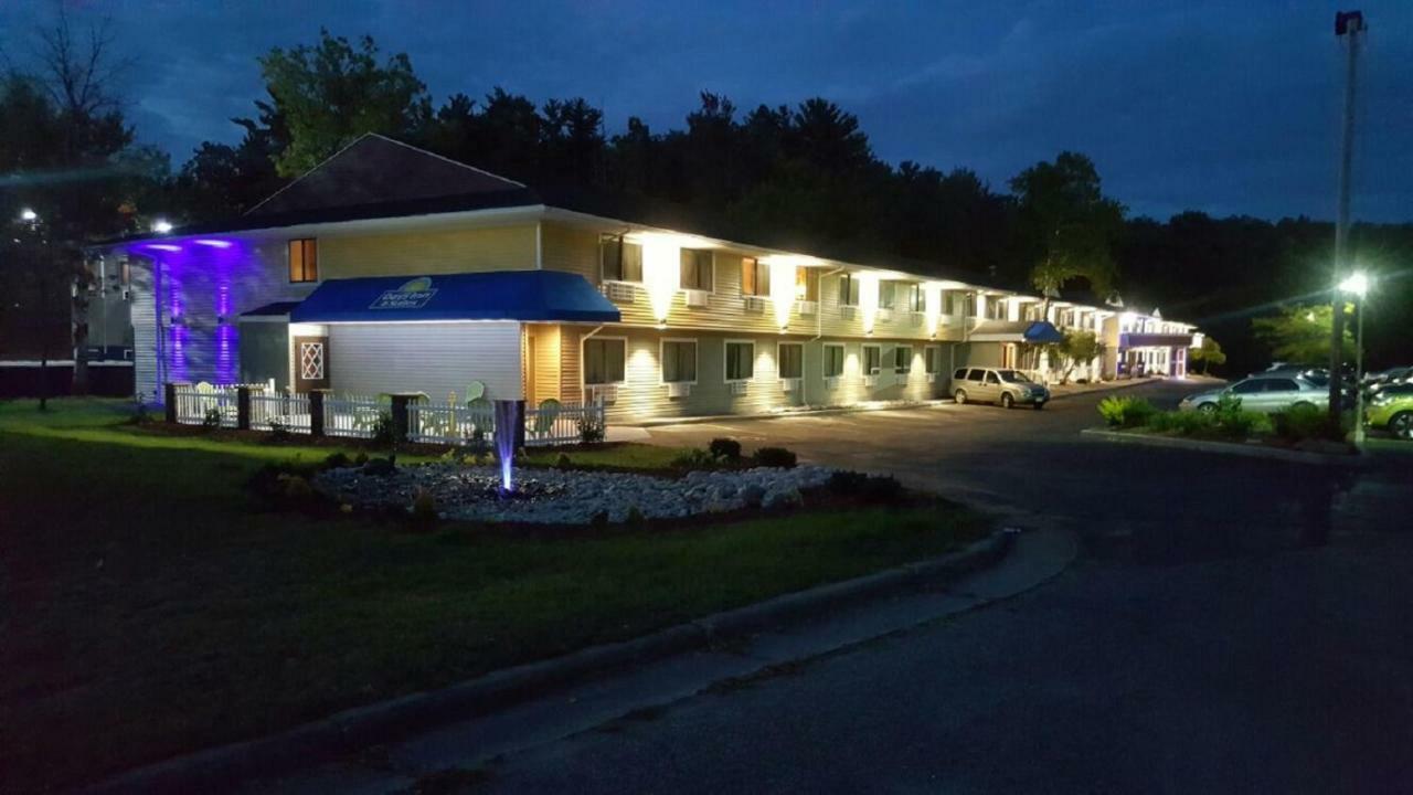 Days Inn & Suites By Wyndham Stevens Point Exteriör bild